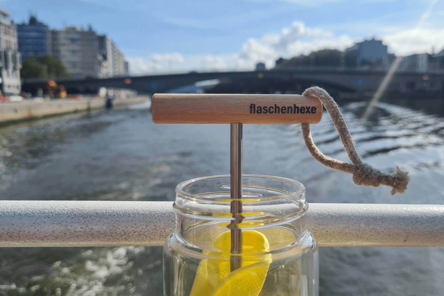 unterwegs auf boot staedtetrip saubere trockene trinkflasche mit flaschentrockner flaschenhexe